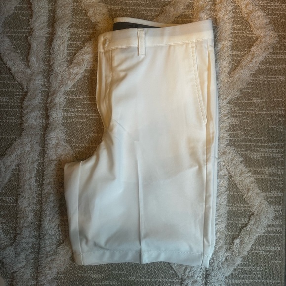 Under Armour • Men’s NWOT Golf Shorts sz 34 - Picture 3 of 4
